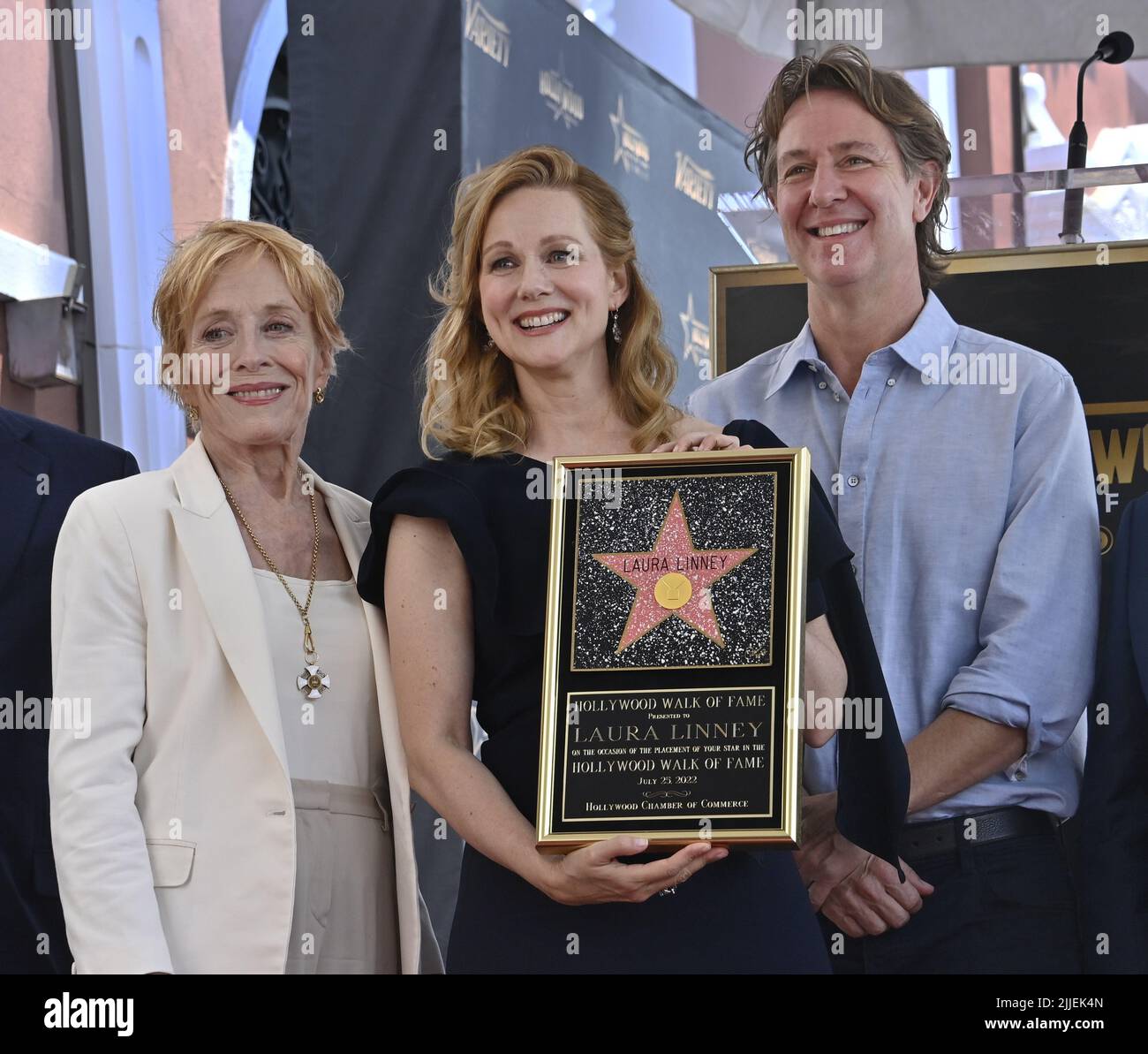 Los Angeles, Usa. 25.. Juli 2022. Die Schauspielerin Laura Linney (C) wird von Holland Taylor (L) und dem Schriftsteller Chris Mundy während einer Enthüllungszeremonie begleitet, die sie am Montag, den 25. Juli 2022, auf dem Hollywood Walk of Fame mit dem 27.-Sterne-Stern ehrt. Foto von Jim Ruymen/UPI Credit: UPI/Alamy Live News Stockfoto