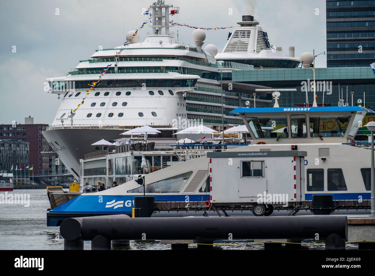 Kreuzfahrtschiff am Kreuzfahrthafen, Passagierterminal für Kreuzschiffe, Hafenfähren, Amsterdam, Niederlande, Stockfoto