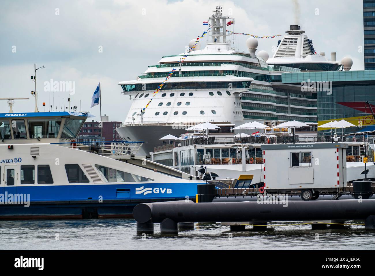 Kreuzfahrtschiff am Kreuzfahrthafen, Passagierterminal für Kreuzschiffe, Hafenfähren, Amsterdam, Niederlande, Stockfoto