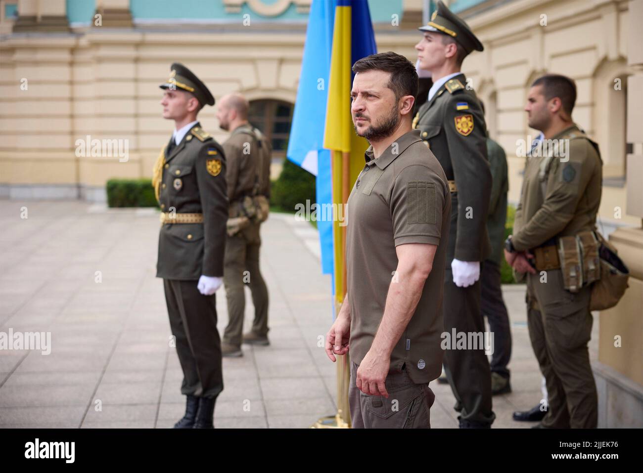 Kiew, Ukraine. 25.. Juli 2022. Der ukrainische Präsident Wolodymyr Zelenskyy wartet auf die Autokolonne des guatemaltekischen Präsidenten Alejandro Giammattei, die am 25. Juli 2022 in Kiew, Ukraine, im Mariinskyi-Palast eintreffen wird. Giammattei ist der erste lateinamerikanische Präsident, der die Ukraine seit 12 Jahren besucht. Kredit: Ukrainisches Presidential Press Office/Ukraine Presidency/Alamy Live News Stockfoto