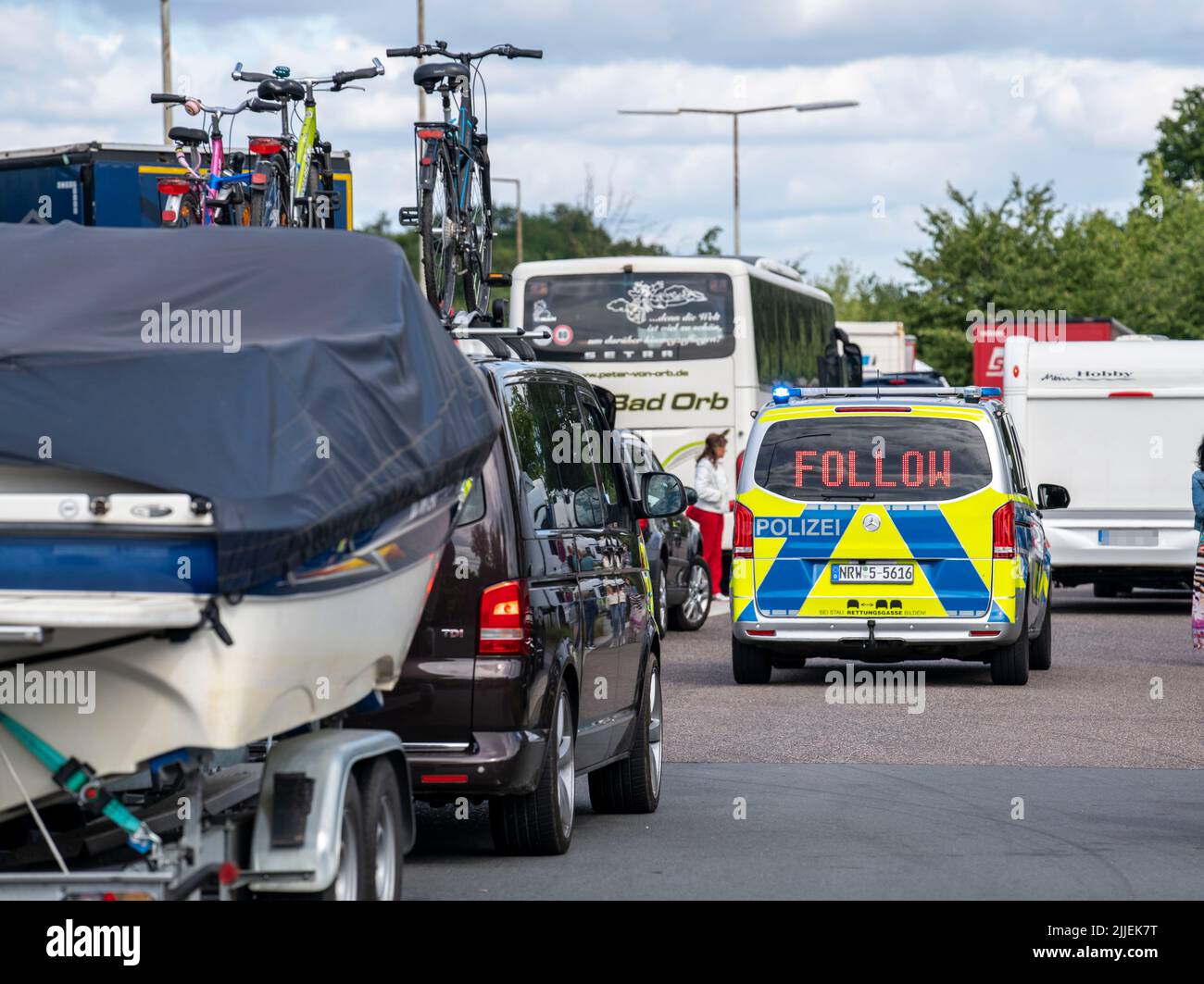 Bundesweite Kontrollen des Reiseverkehrs auf den Autobahnen in NRW, durch Polizei und Zoll, insbesondere die Sicherheit von Reisemobilen, Caravans, Fahrradträgern war c Stockfoto