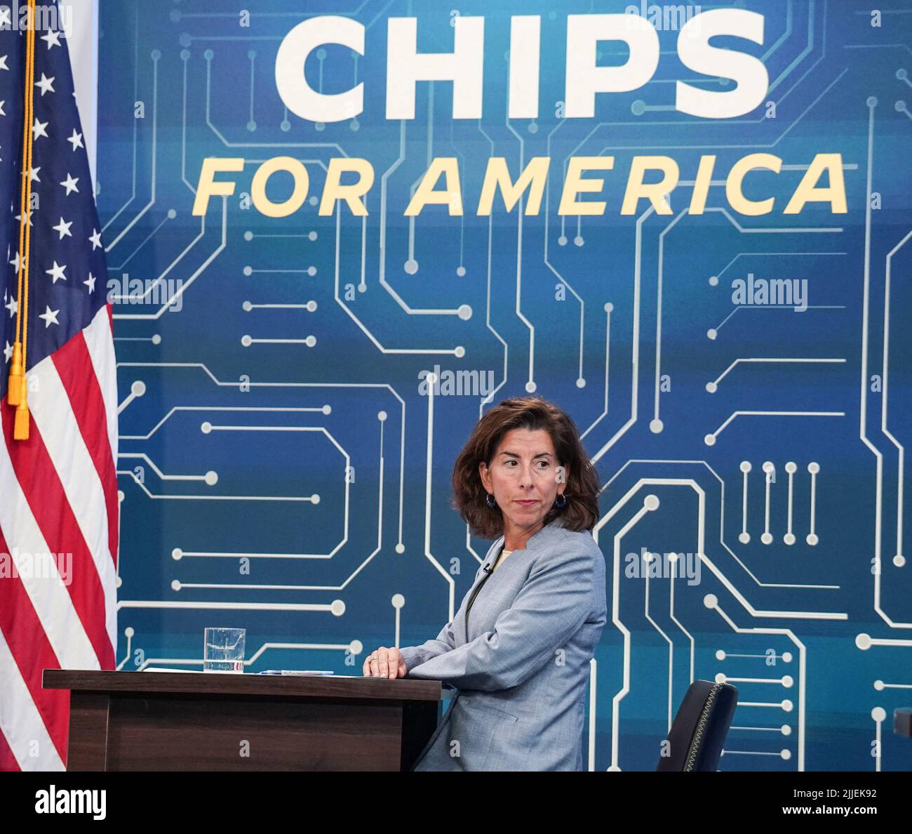 US-Handelsministerin Gina Raimondo hört während eines virtuellen Treffens mit US-Präsident Joe Biden, der stellvertretenden Verteidigungsministerin Kathleen Hicks, zu, die CEO und Arbeitsleiter aufgerufen hatten, die Bedeutung der Verabschiedung des Chips Act zur Stärkung des amerikanischen Wettbewerbsvorsprungs zu diskutieren, Seine Fertigungskraft und nationale Sicherheit im Weißen Haus in Washington, DC am Montag, den 25. Juli 2022. Foto von Jemal Gräfin/Pool/ABACAPRESS.COM Stockfoto