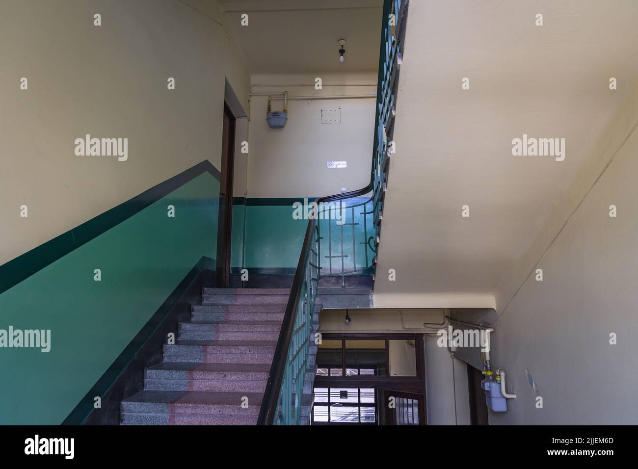 Treppe des Mietshauses in der Jagiellonska-Straße 12, gebaut von Michal Kraus in den Jahren 1937-1938, Beispiel der modernistischen Architektur in Rzeszow, Polen Stockfoto