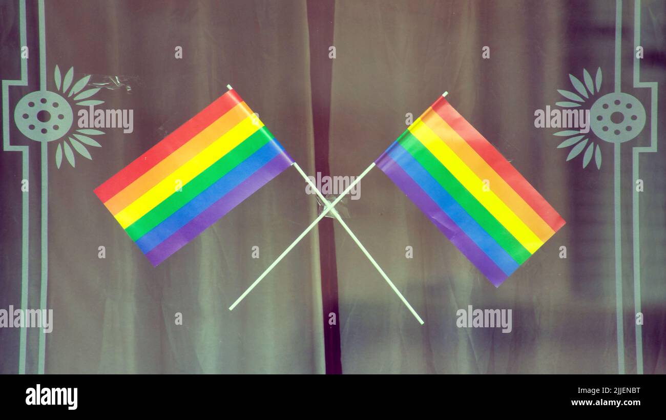 TRADITIONELLE GAY PRIDE FLAGGE mit sechs Farben ist dies die Standardflagge, die am häufigsten als Regenbogenflagge, Kiss oder X. LGBTQ+ gesehen wird Stockfoto