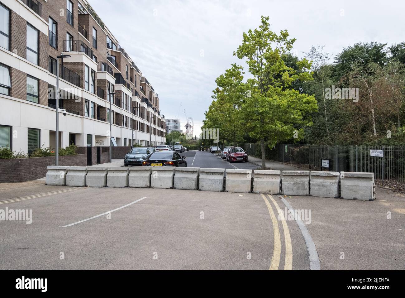 Konkrete Straßensperren, Sackgassen im Olympischen Dorf, E20, ehemaliges Sportlerdorf 2012, Stratford, Newham, London, England, VEREINIGTES KÖNIGREICH. Stockfoto