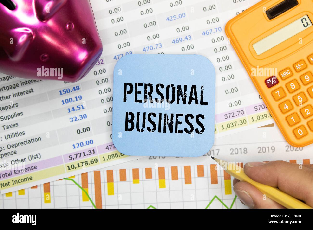 Geschäftskonzept. Auf den Rätseln liegen ein Rechner und ein Stift, neben der Inschrift - Persönliche Finanzen Stockfoto