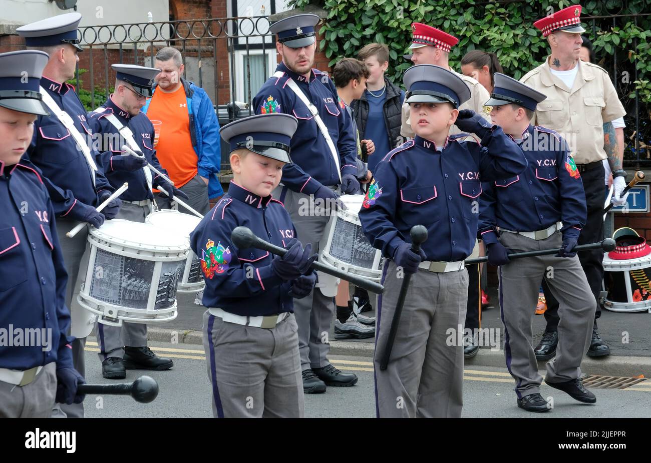 Der junge Marcher überprüfte seinen Baton vor der Parade zum Orange Day !2.. Juli Stockfoto