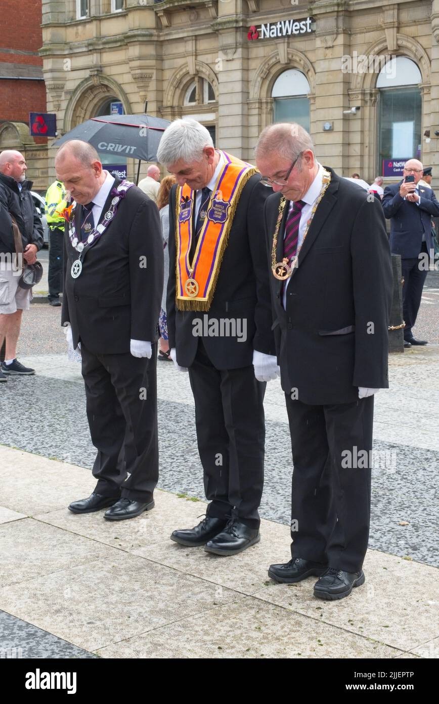 Der Großmeister und seine Kollegen zollen der Parade zum gefallenen Orangestag der 2 Weltkriege ihren Respekt !2.. Juli Stockfoto