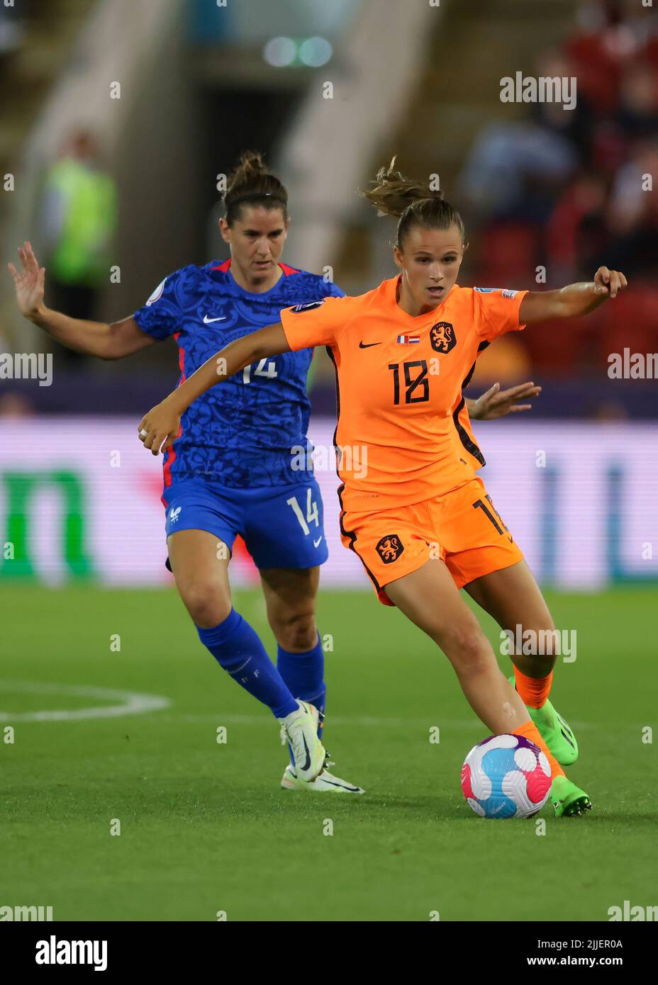 Rotherham, England, 23.. Juli 2022. Kerstin Casparij aus den Niederlanden wird von Charlotte Bilbault aus Frankreich während des Spiels der UEFA Women's European Championship 2022 im New York Stadium, Rotherham, verfolgt. Bildnachweis sollte lauten: Jonathan Moscrop / Sportimage Stockfoto