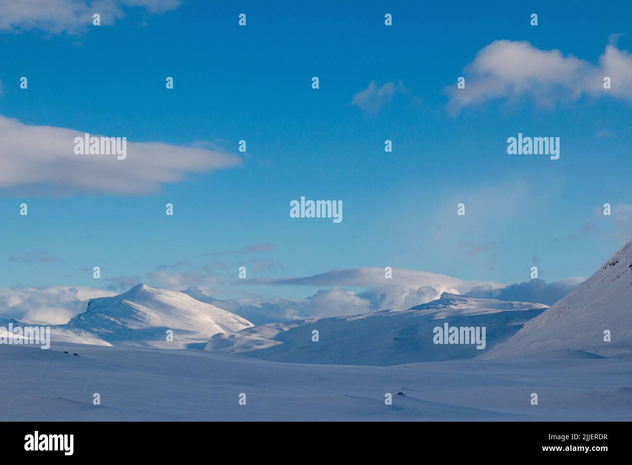Schneebedeckte Berge in der Nähe der Salka-Hütte auf dem Kungsleden Trail, Wintersaison, Lappland, Schweden Stockfoto