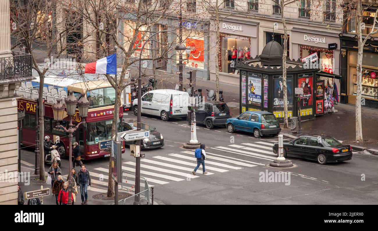 Straßenszene Paris, Frankreich im Winter Stockfoto