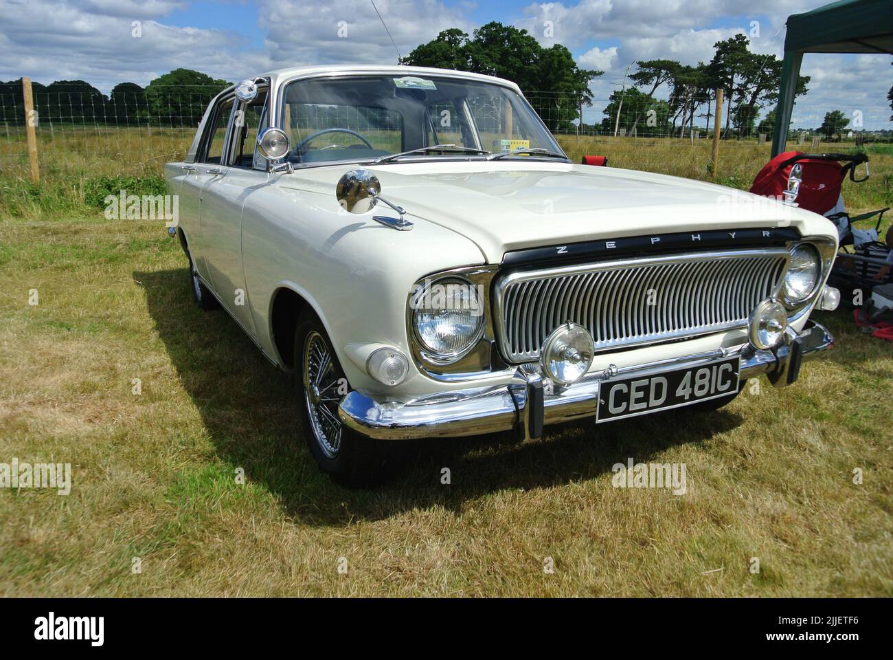 Ein Ford Zehyr 4 aus dem Jahr 1965 wurde auf der Oldtimer-Ausstellung 47. in Powderham, Devon, England, Großbritannien, ausgestellt. Stockfoto