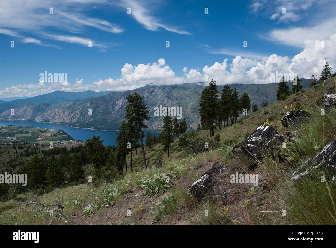 Blick auf den Lake Chelan Washington, dunkle Wolken auf der Bergspitze Stockfoto