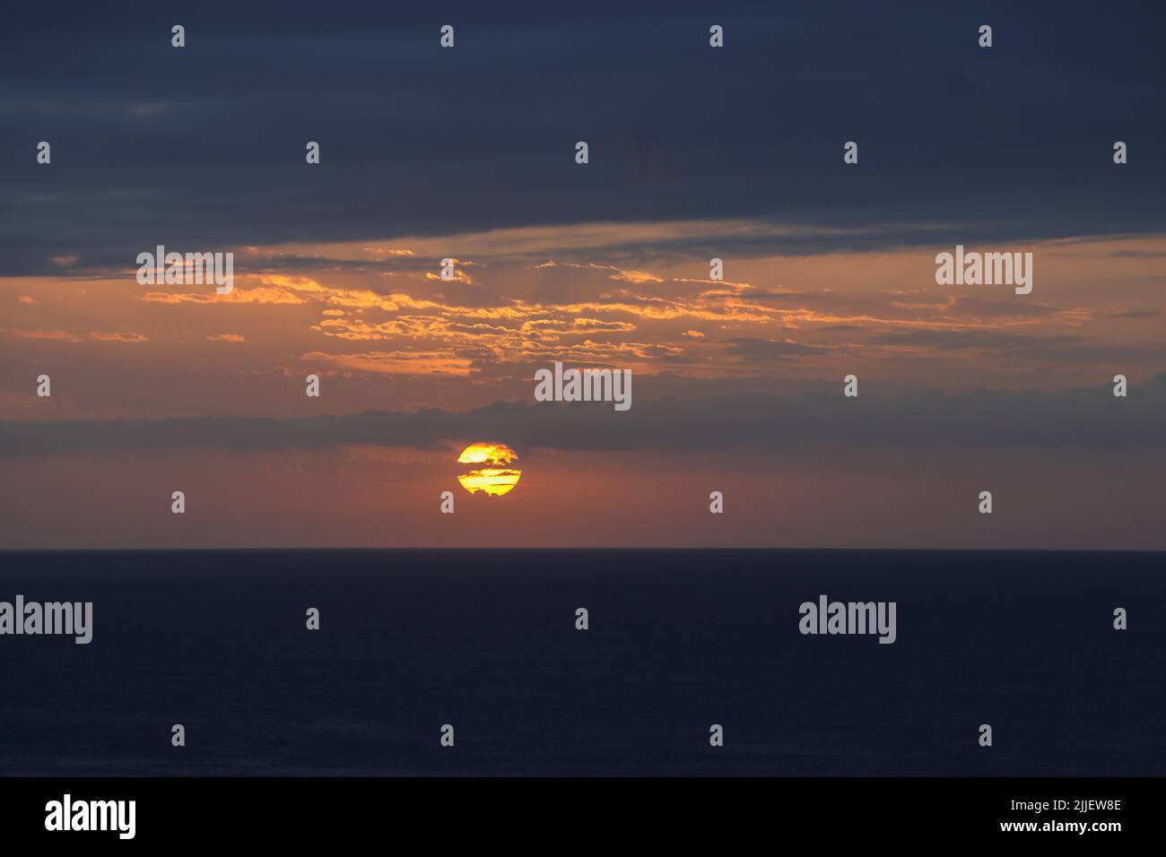 Morgengrauen Sonne Über Dem Bewölkten Ozean Horizont Stockfoto