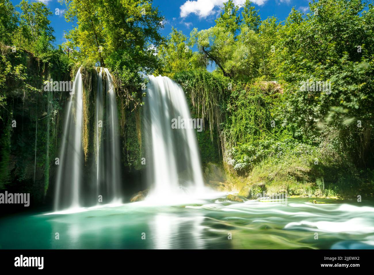 Weitwinkelaufnahme mit Langzeitbelichtung des düden Wasserfalls in Antalya, Türkei Stockfoto