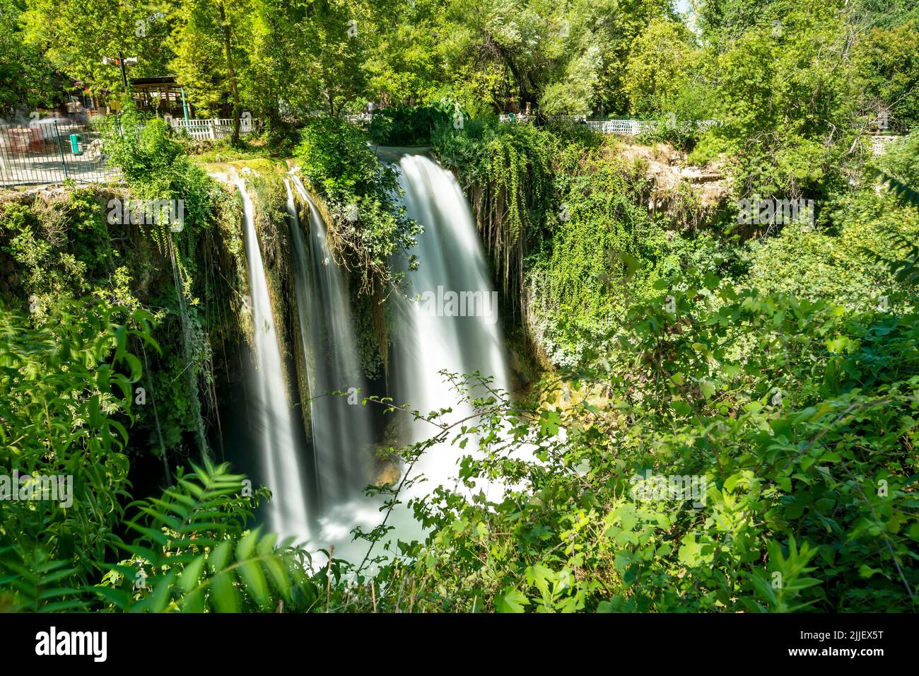 Weitwinkelaufnahme mit Langzeitbelichtung des düden Wasserfalls in Antalya, Türkei Stockfoto