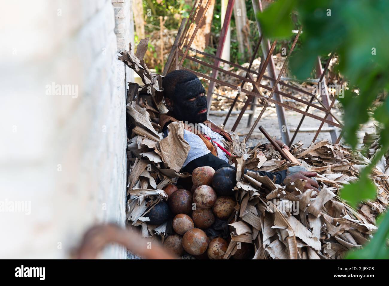 Santo Amaro, Bahia, Brasilien - 24. Juli 2022: Mitglieder des kulturellen Ereignisses Nego Fugido bereiten sich auf eine theatralische Art und Weise für das Ende der Sklaverei in aufzutreten Stockfoto