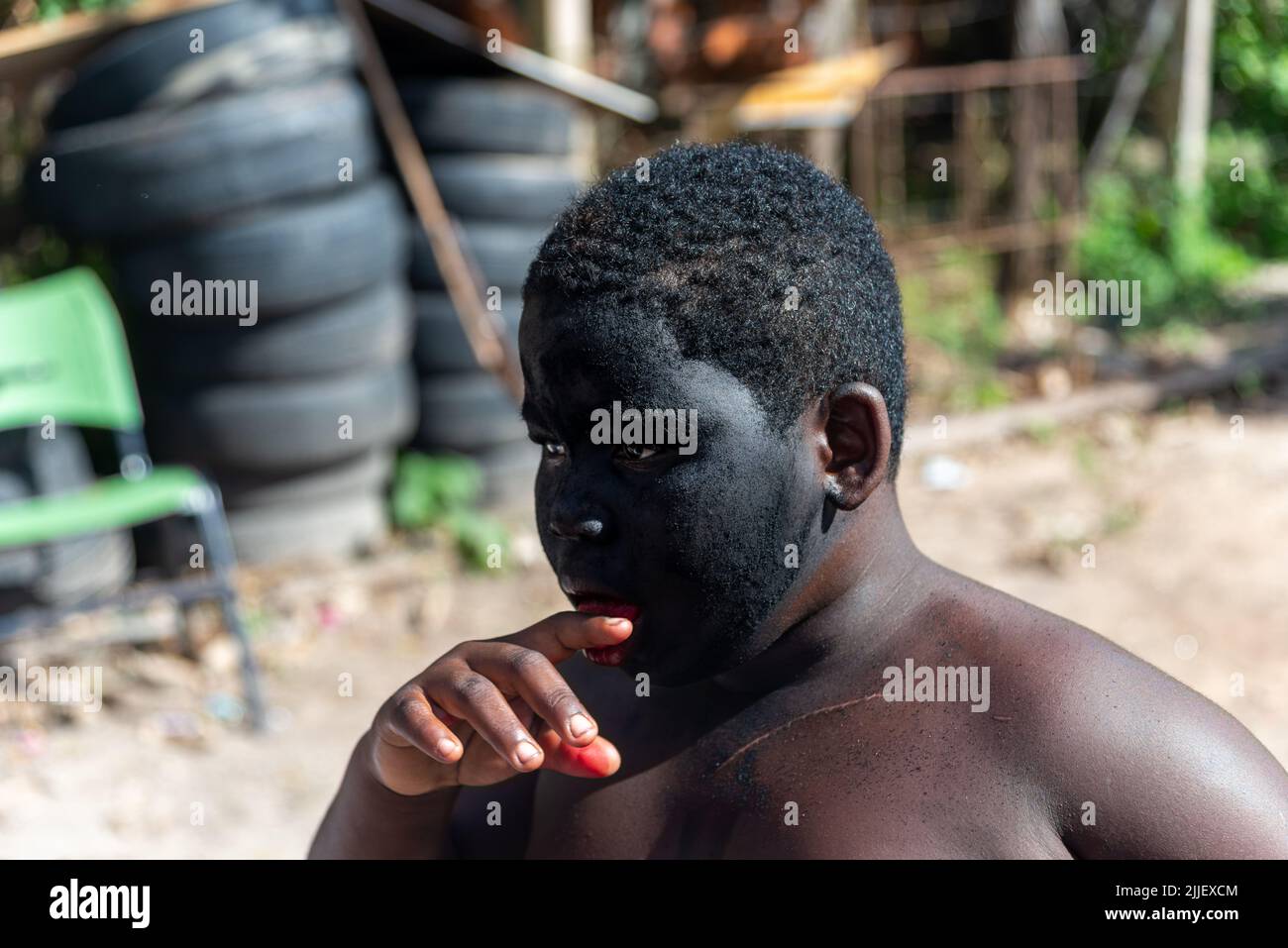 Santo Amaro, Bahia, Brasilien - 24. Juli 2022: Mitglieder des kulturellen Ereignisses Nego Fugido bereiten sich auf eine theatralische Art und Weise für das Ende der Sklaverei in aufzutreten Stockfoto