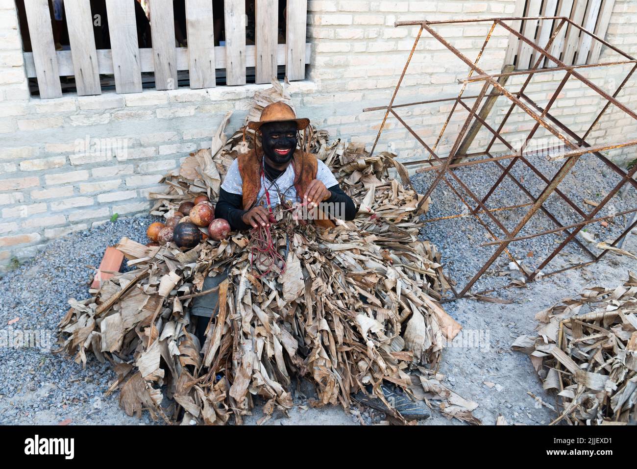 Santo Amaro, Bahia, Brasilien - 24. Juli 2022: Mitglieder des kulturellen Ereignisses Nego Fugido bereiten sich auf eine theatralische Art und Weise für das Ende der Sklaverei in aufzutreten Stockfoto