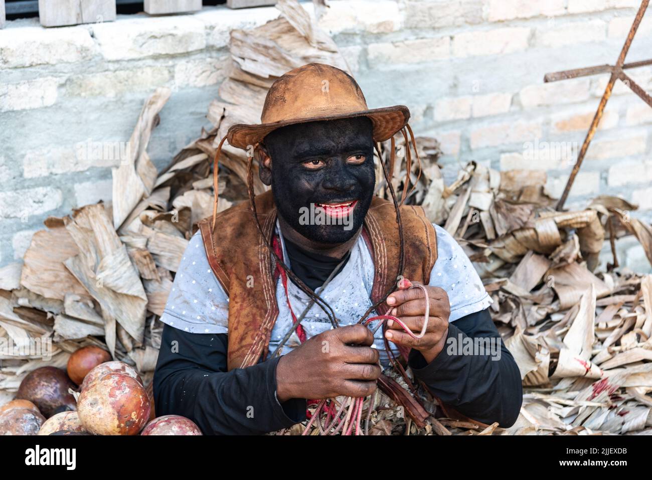 Santo Amaro, Bahia, Brasilien - 24. Juli 2022: Mitglieder des kulturellen Ereignisses Nego Fugido bereiten sich auf eine theatralische Art und Weise für das Ende der Sklaverei in aufzutreten Stockfoto