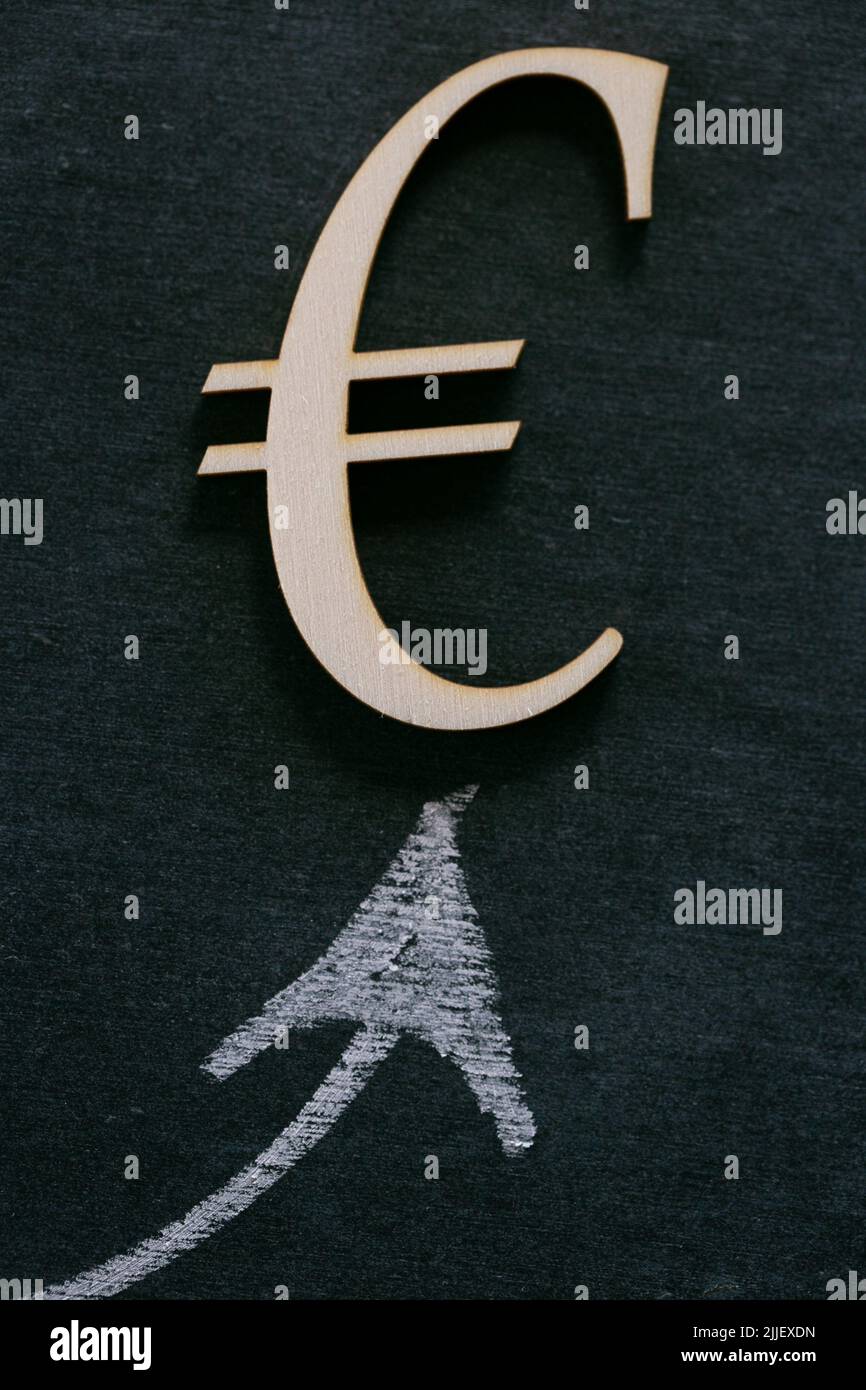 Wachstum des Wechselkurses.Euro-Währung.Anstieg des Euro. Euro-Zeichen und Pfeil nach oben Stockfoto