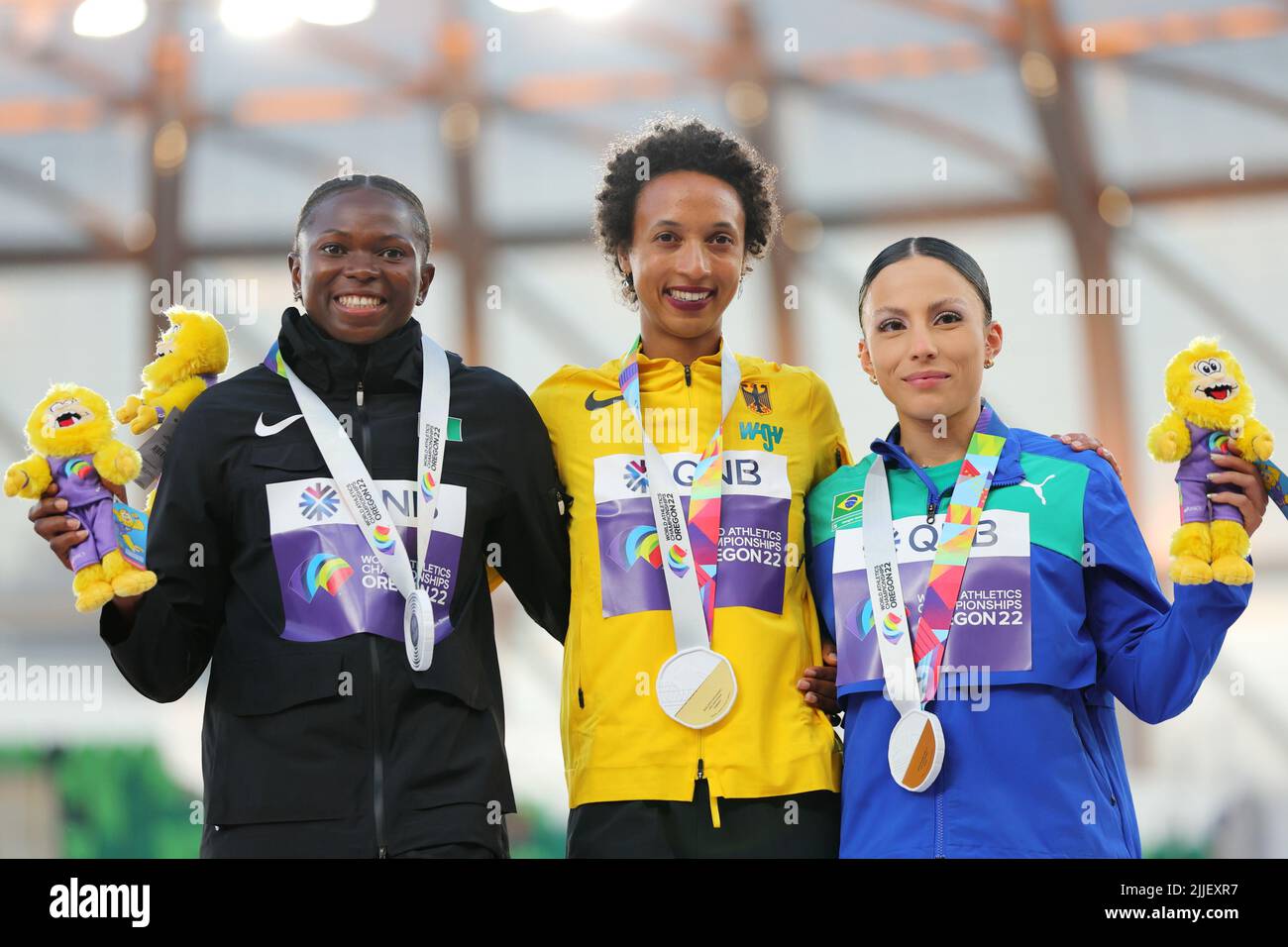 Hayward Field, Eugene, Oregon, USA. 24.. Juli 2022. (L-R) ESE Brume (NGR), Malaika Mihambo (GER), Leticia Oro Melo (BRA), 24. JULI 2022 - Leichtathletik : IAAF World Championships Oregon 2022 Women's Long Jump Medal Ceremony at Hayward Field, Eugene, Oregon, USA. Quelle: Naoki Nishimura/AFLO SPORT/Alamy Live News Stockfoto