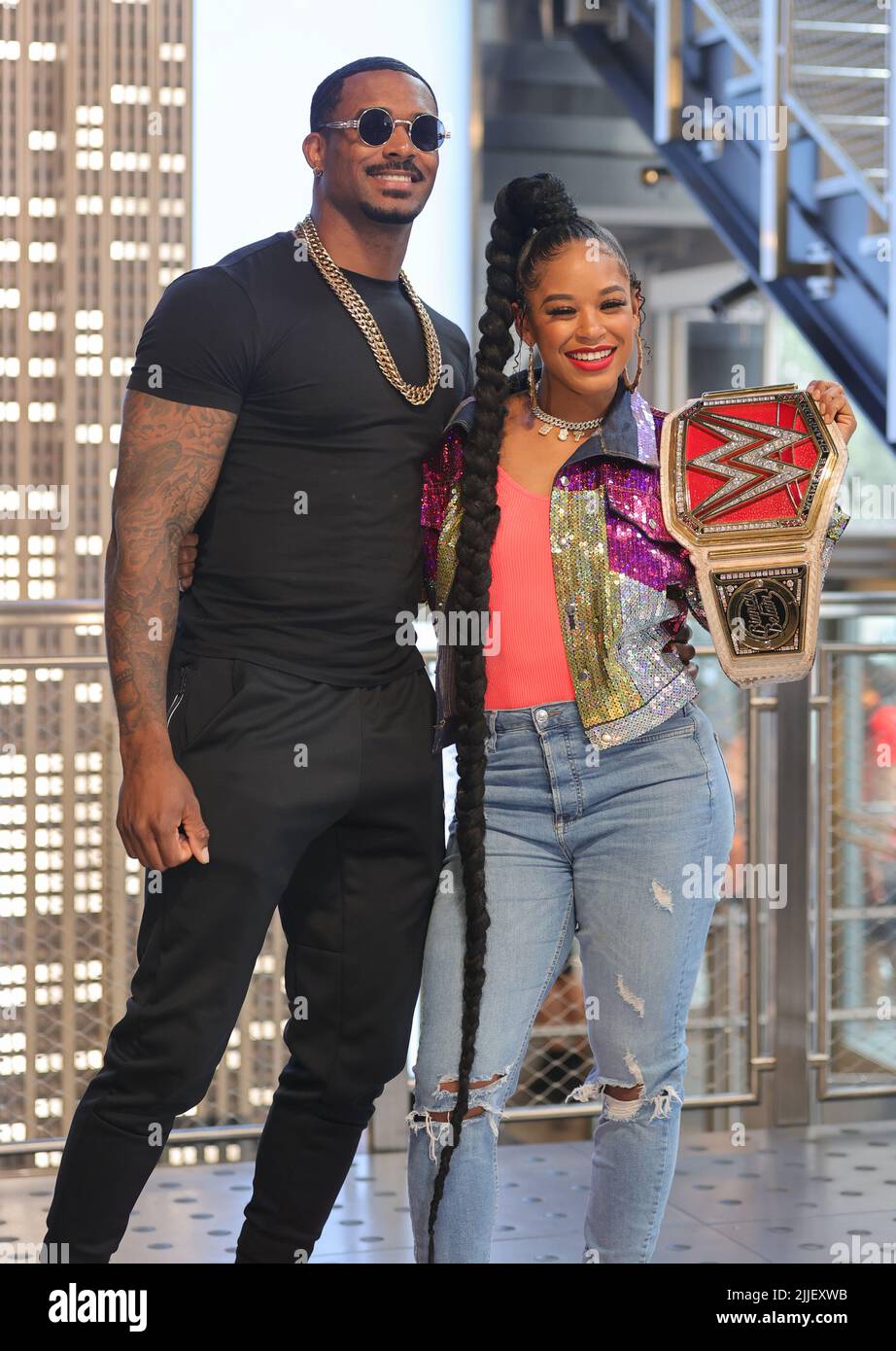 New York, NY, USA. 25.. Juli 2022. Empire State Building, New York, USA, 25. Juli 2022 - Montez Ford und Bianca Belair Crawford WWE Professionelle Wrestler besuchen heute das Empire State Building in New York City.Foto: Luiz Rampelotto/EuropaNewswire.FOTOKREDIT ERFORDERLICH. (Bild: © Luiz Rampelotto/ZUMA Press Wire) Stockfoto