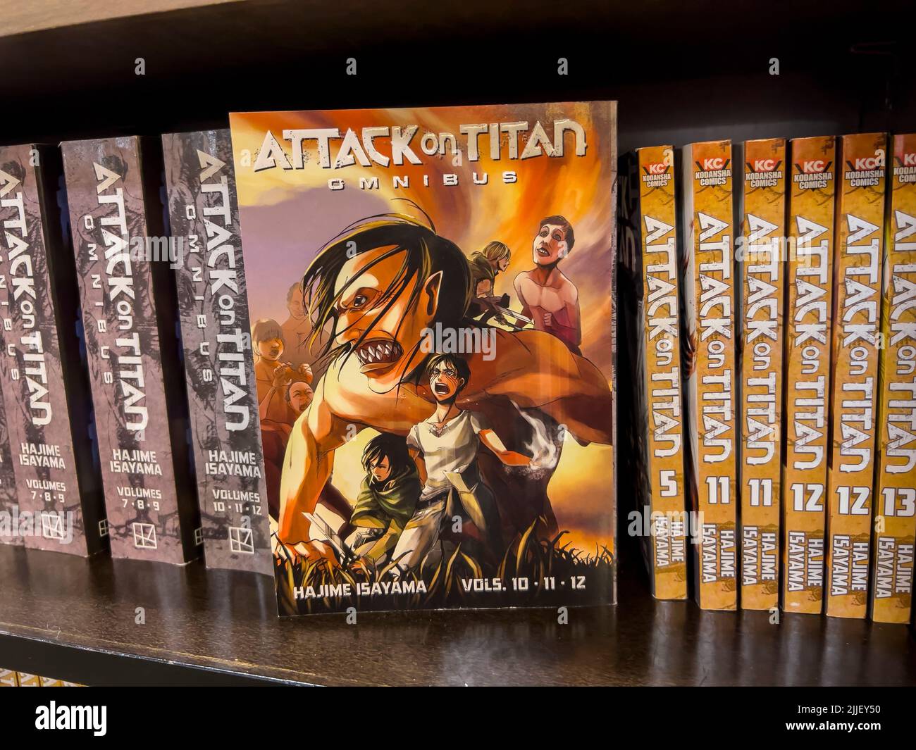 Bellevue, WA USA - ca. Juli 2022: Nahaufnahme, selektiver Fokus auf Angriff auf Titan-Manga zum Verkauf in einem Barnes and Noble. Stockfoto