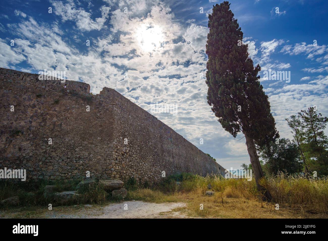 Blick von der Burg von Pylos. Es ist eine der am besten erhaltenen Burgen in Griechenland. New Navarino oder Niokastro, in der Nähe des Eingangs des Hafens von Stockfoto