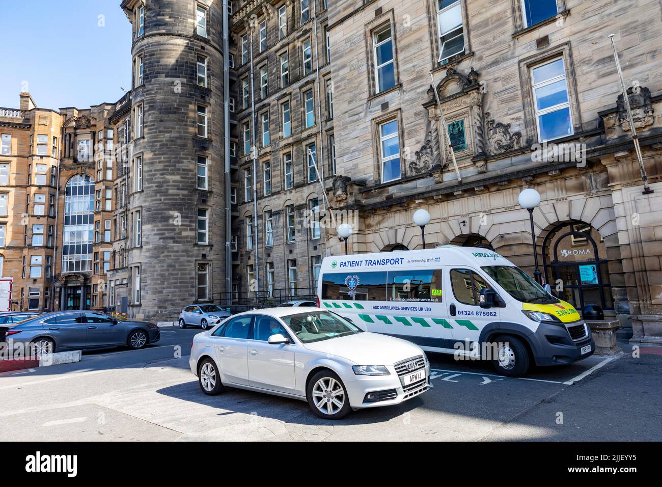 Der Krankenwagen parkte vor dem Haupteingang des Glasgow Royal Infirmary Hospitals in Glasgow, Schottland, Großbritannien, Europa Stockfoto