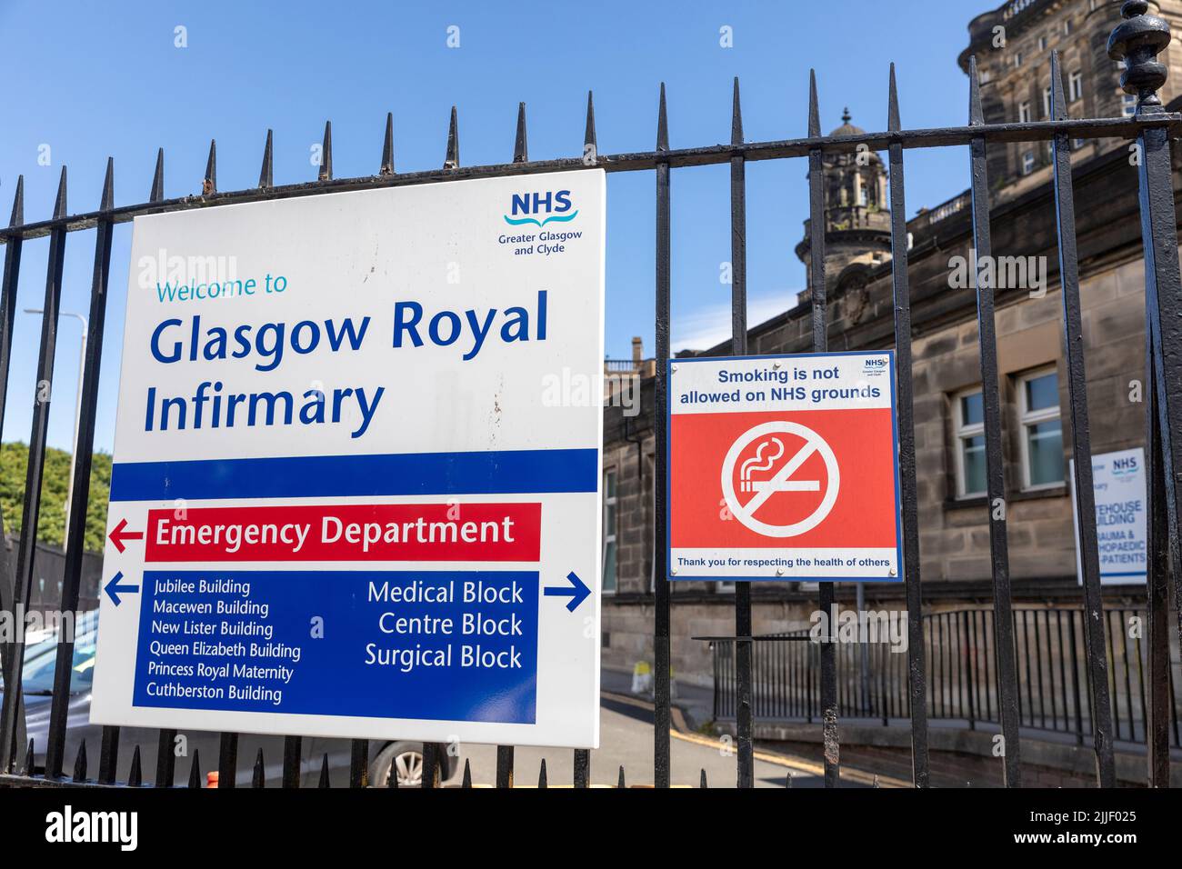 Glasgow Royal Infirmary and teaching Hospital with Signage for Emergency Department and no Smoking, Glasgow City Centre, Scotland, UK, Europe Stockfoto