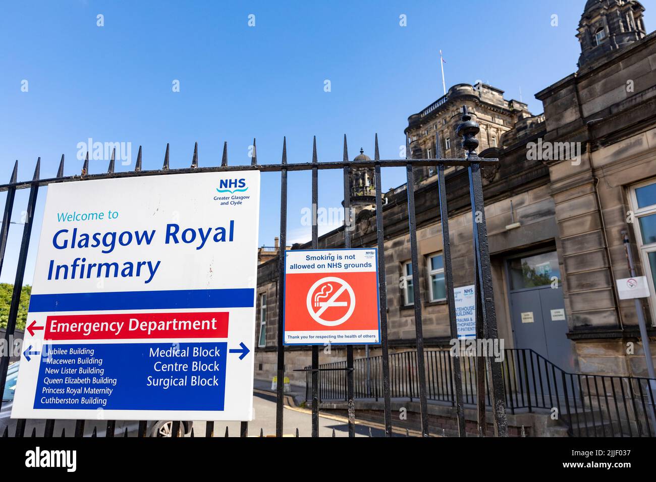 Glasgow Royal Infirmary and teaching Hospital with Signage for Emergency Department and no Smoking, Glasgow City Centre, Scotland, UK, Europe Stockfoto