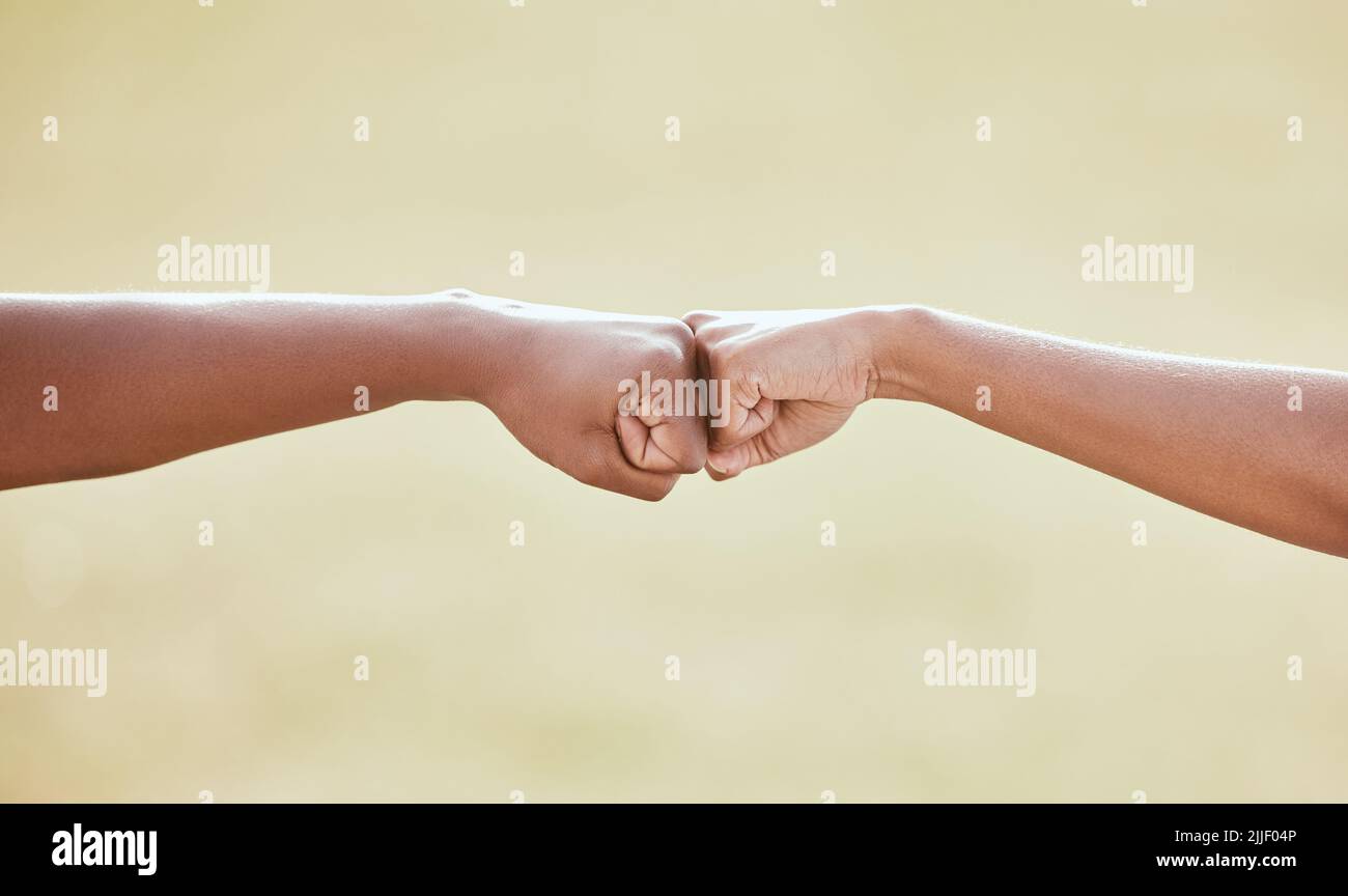 Zwei unkenntliche Frauen teilen sich einen Fauststoß. Stockfoto