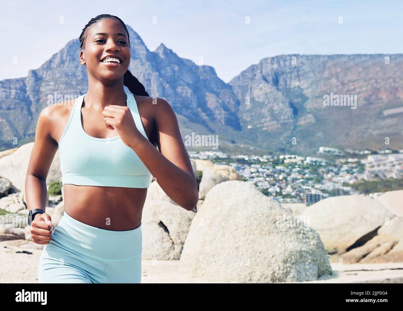 Gehen Sie auf einen Lauf, es ist aufregend. Eine fit junge Frau auf einen Lauf am Strand. Stockfoto