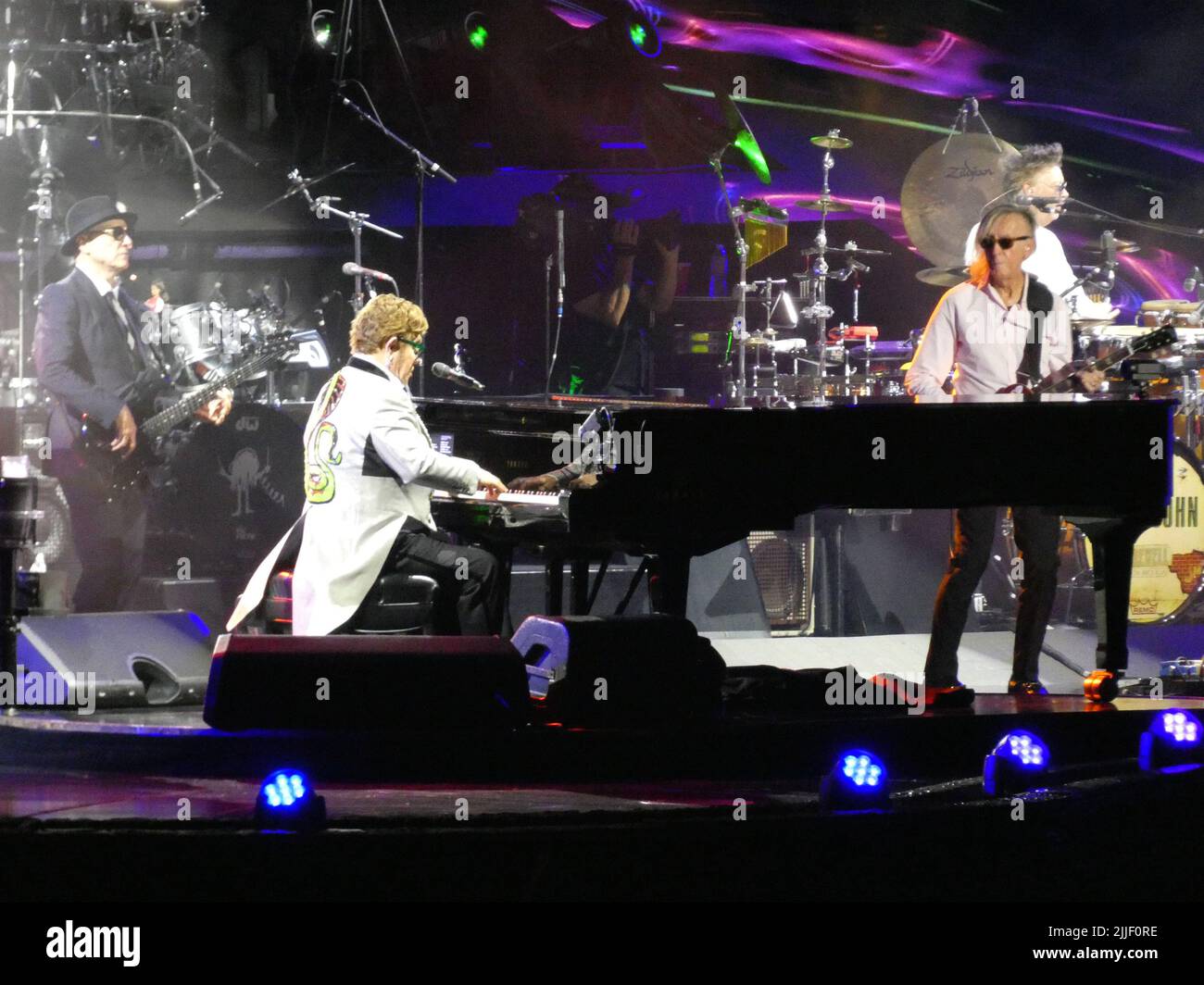 New Jersey, US, 25/07/2022, International Rock-Pop Megastar Sir Elton John und seine renommierte ACE Band schließen das letzte East Coast Leg ihrer äußerst erfolgreichen „Farewell Yellow Brick Road“ Tour ab, bei der über 22 Hits in einem vollen Haus von über 60.000 treuen und enthusiastischen New York- und New Jersey-Fans gespielt werden. MetLife Stadium, The Meadowlands, East Brunswick, NJ, USA. Quelle: ©Julia Mineeva/EGBN TV News/Alamy Live News Stockfoto