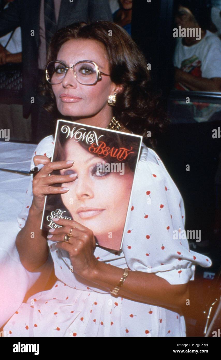 Sophia Loren bei ihrer Buchunterschrift „Women & Beauty“ am 25. September 1984 im Beverly Wilshire Hotel in Beverly Hills, Kalifornien, Quelle: Ralph Dominguez/MediaPunch Stockfoto