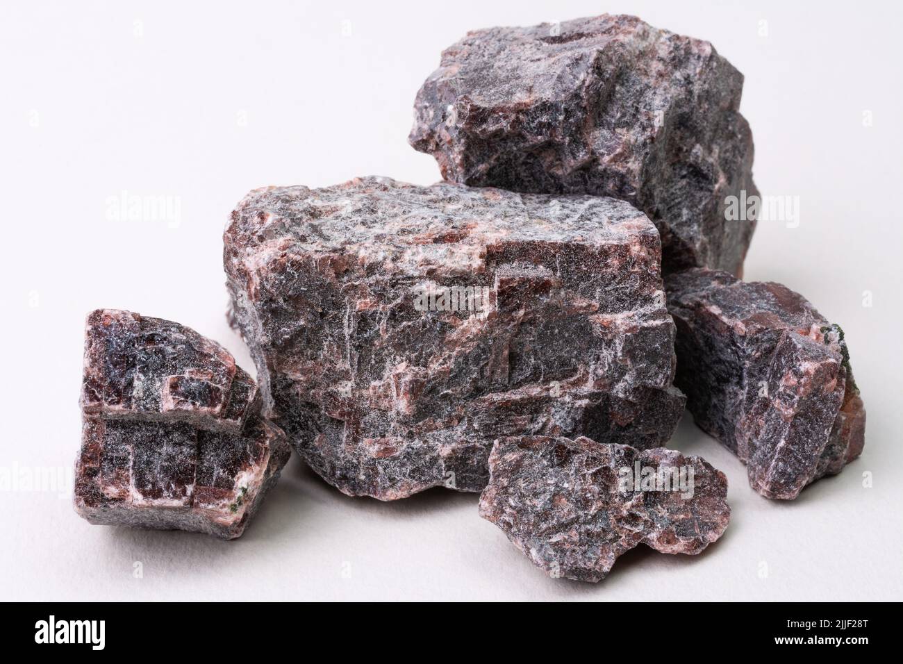 Himalaya-Schwarzsalz oder Kala-Namak-Steine, die in einem Ofen gebrannt wurden Stockfoto