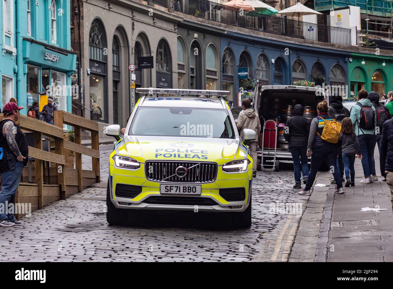 Schottische Polizeipoileas in einem Volvo Polizeiauto auf den Kopfsteinpflasterstraßen West Bow, Edinburgh Altstadt, Sommer 2022, Schottland, Großbritannien Stockfoto