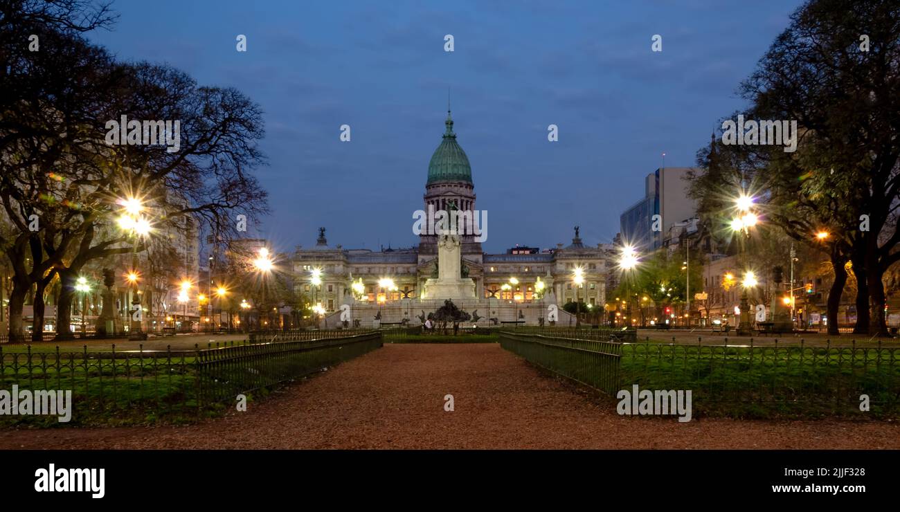 Architektonisches Detail des öffentlichen Parks Congressional Plaza von Buenos Aires, Argentinien. Im Hintergrund der Palast des Nationalkongresses Stockfoto