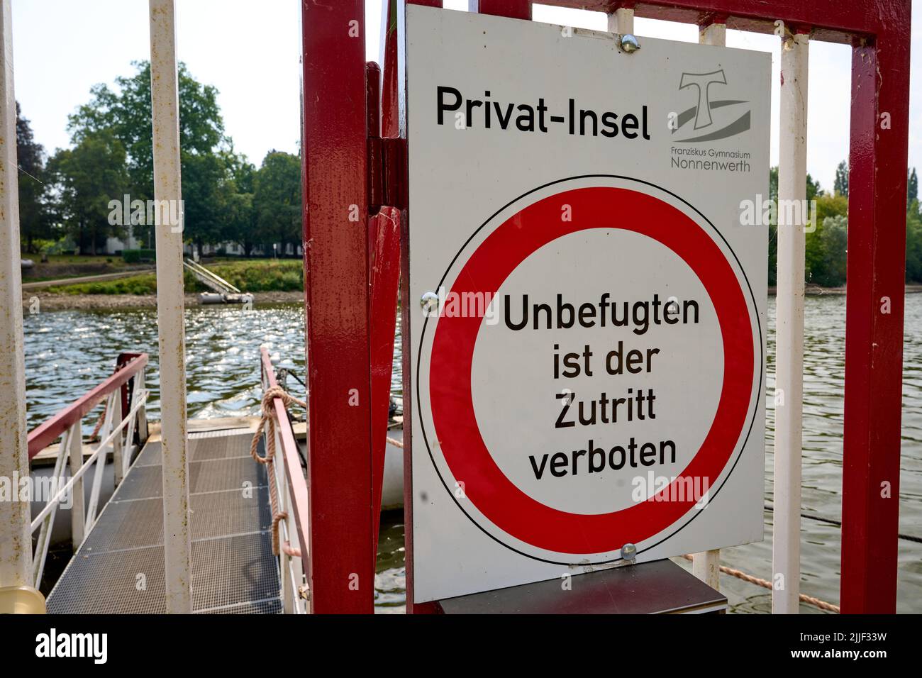 Remagen, Deutschland. 20.. Juli 2022. Die Fähre zur Rheininsel Nonnenwerth hat ihren Betrieb eingestellt. Schilder weisen darauf hin, dass das Betreten verboten ist. Nach fast 170 Jahren endete die Schultradition auf der Rheininsel Nonnenwerth bei Remagen am Freitag mit vielen Kindertränen. (To dpa: Nonnenwerth Island steht nach langer Schultradition vor einer ungewissen Zukunft). Quelle: Thomas Frey/dpa/Alamy Live News Stockfoto