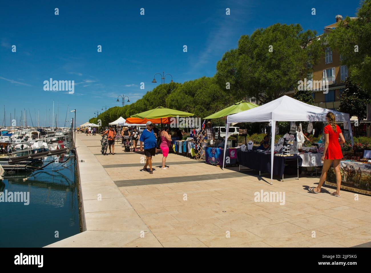 Izola, Slowenien - 9.. Juli 2022. Ein Straßenmarkt am Sommerwochenende in der historischen Stadt Izola an der slowenischen Adriaküste Stockfoto