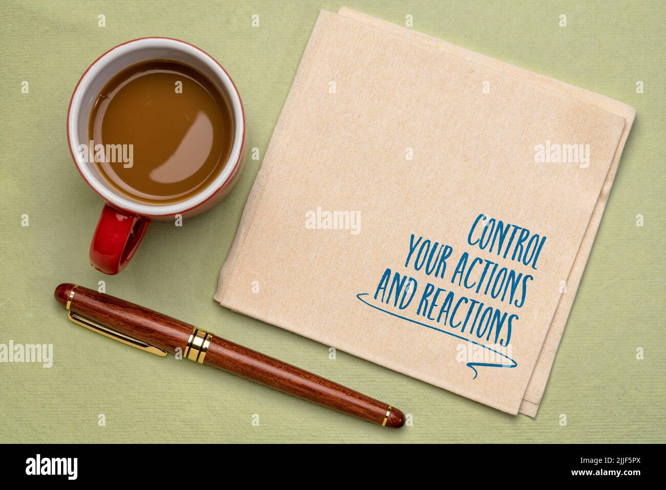 Kontrollieren Sie Ihre Handlungen und Reaktionen inspirierende Ratschläge, Handschrift auf einer Serviette mit Kaffee, persönliche Entwicklung und Selbstverbesserungskonzept Stockfoto
