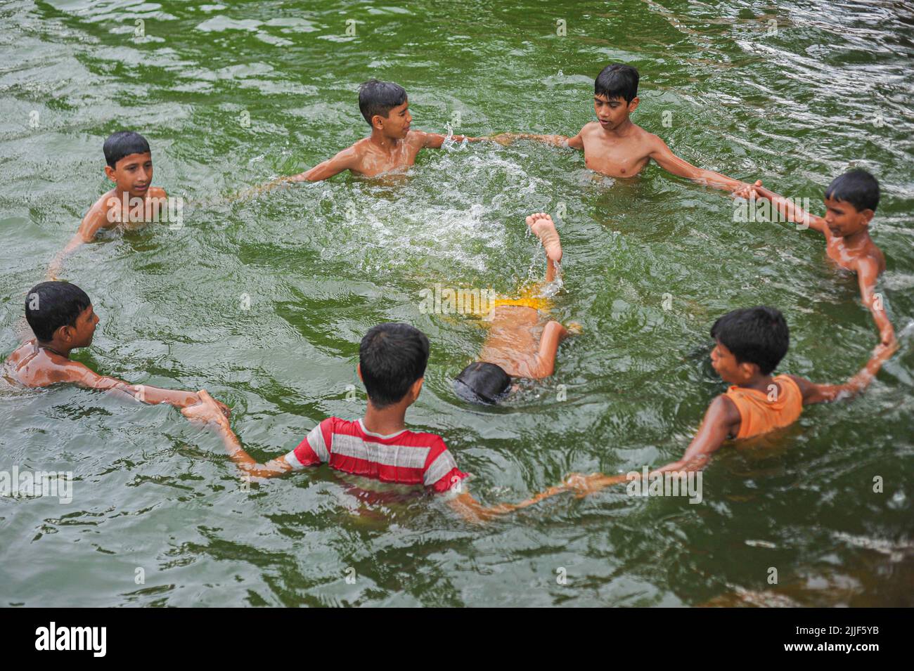 Ein Kind lernt, in einem Teich zu schwimmen. Ertrinken ist weltweit