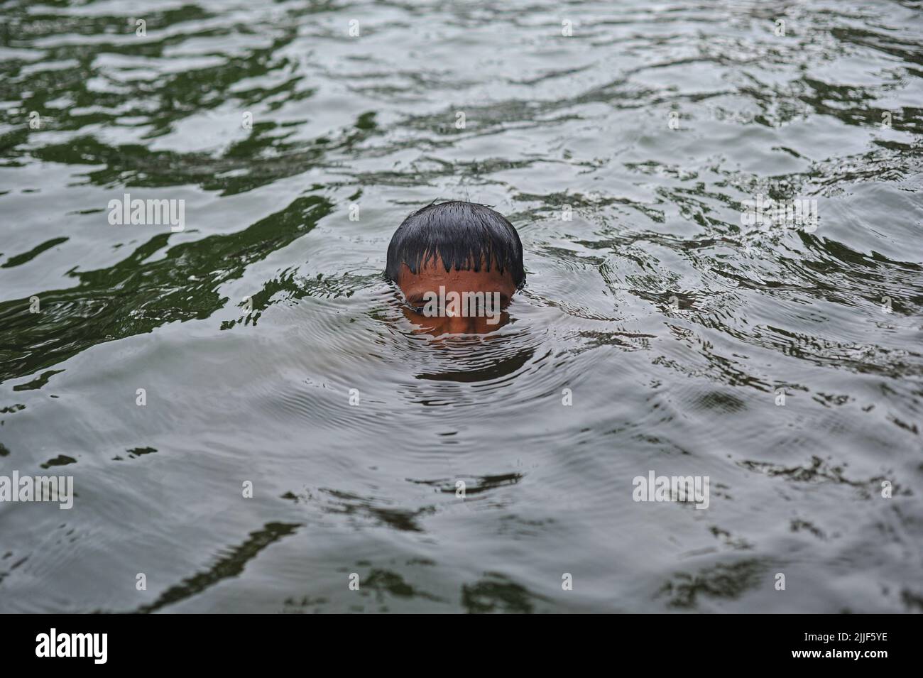 Kinder schwimmen in einem Teich. Ertrinken ist weltweit eine der