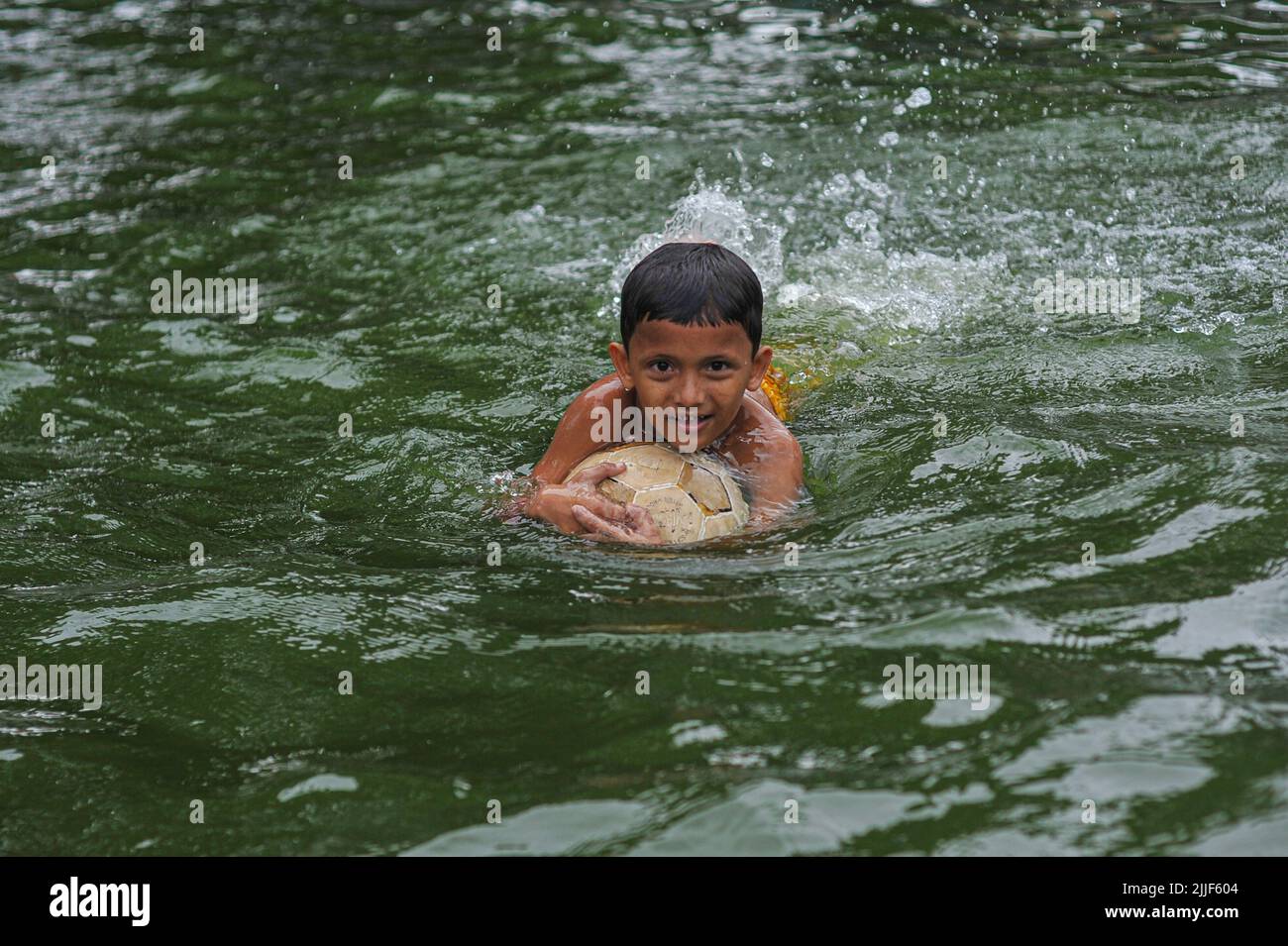Ein Kind lernt, in einem Teich zu schwimmen. Ertrinken ist weltweit
