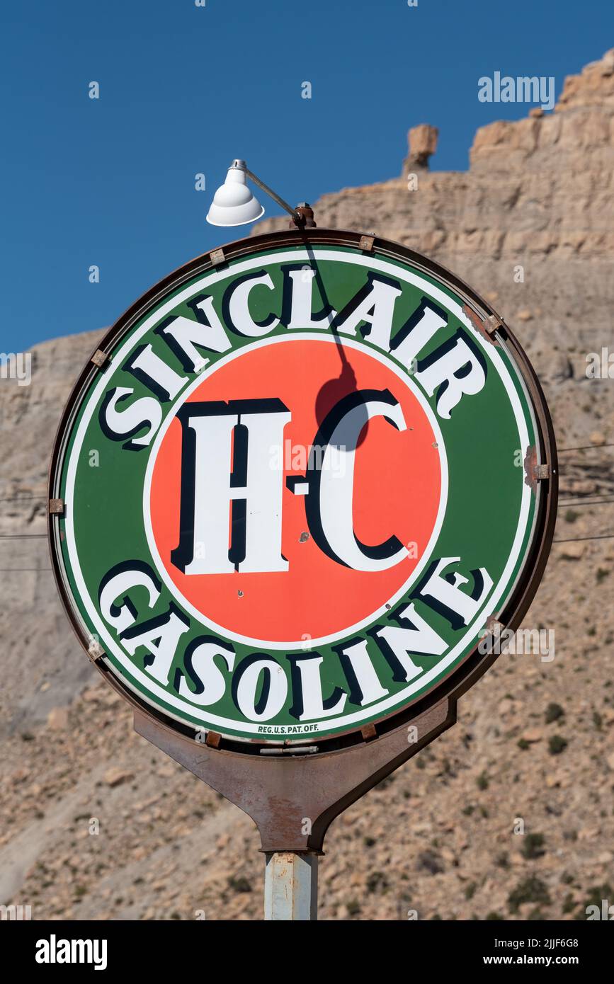 Schild mit einer alten Tankstelle im historischen Viertel von „The City“, Utah. Stockfoto