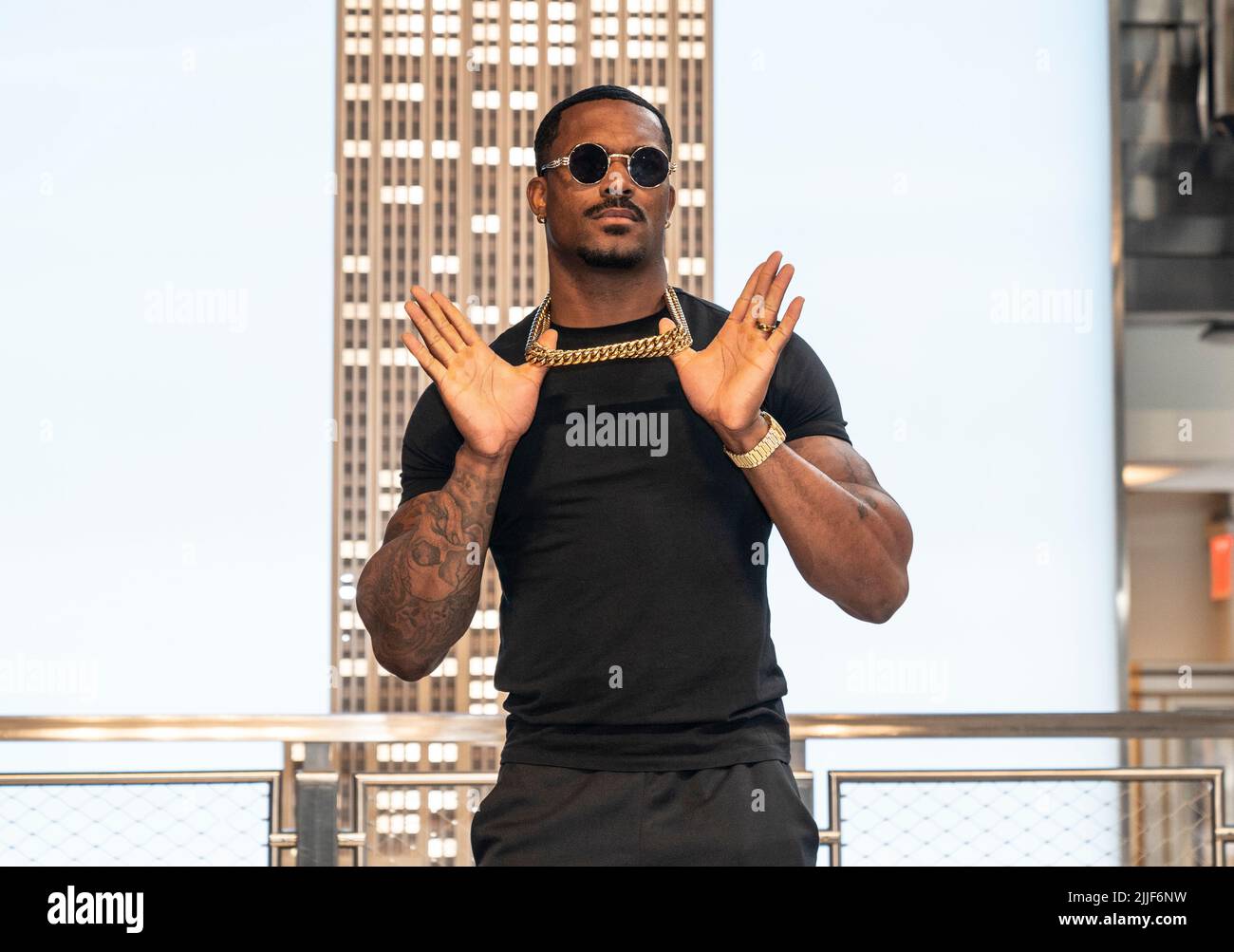 New York, NY - 25. Juli 2022: Montez Ford posiert auf einer großen Treppe während des Besuchs des Empire State Building Stockfoto