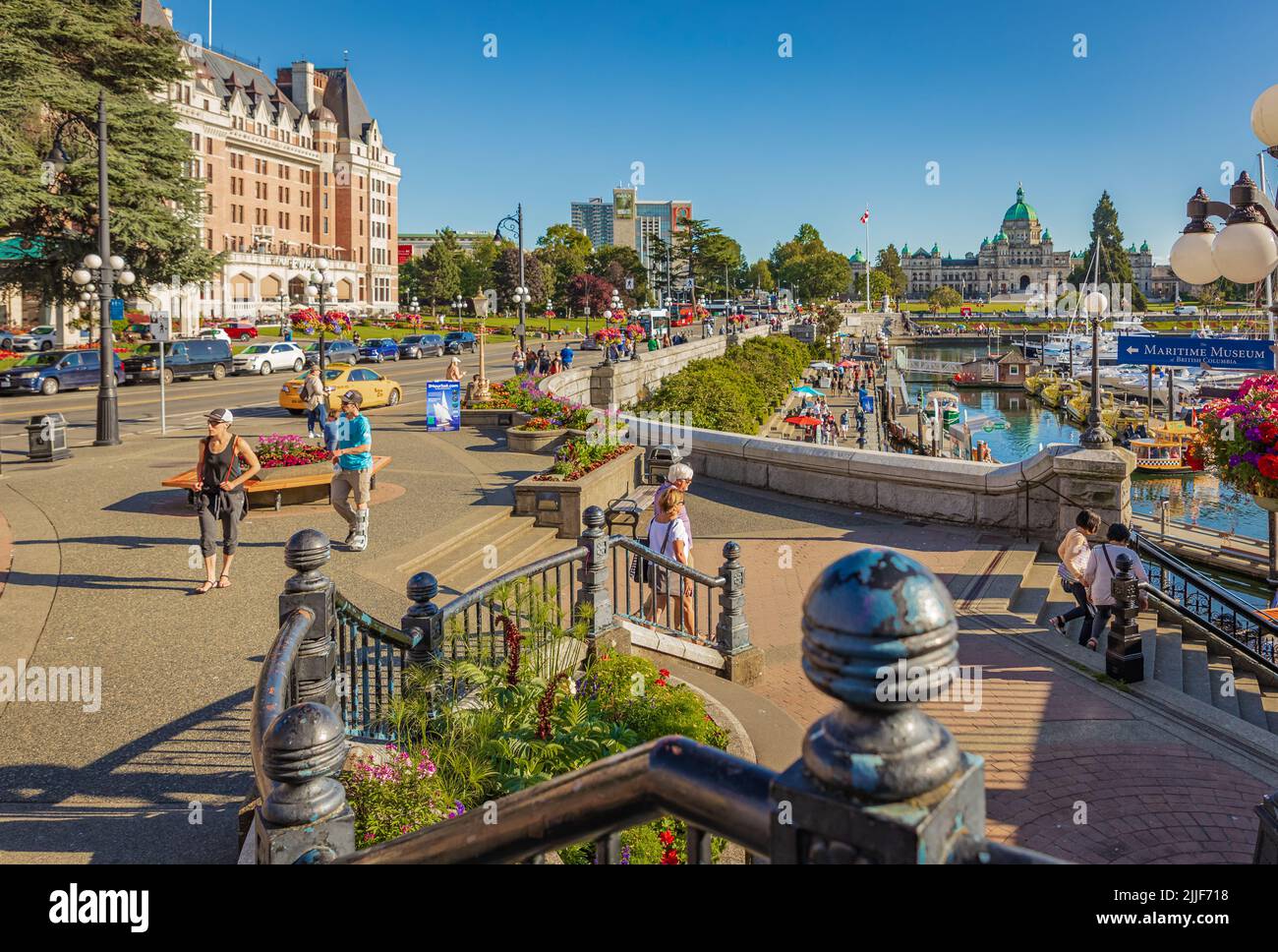 Victoria, BC, Kanada. Victoria Harbour und Parlamentsgebäude am Sommertag. Binnenhafen, beliebtes Touristenziel mit Öko-Touren, einzigartigen Geschäften Stockfoto
