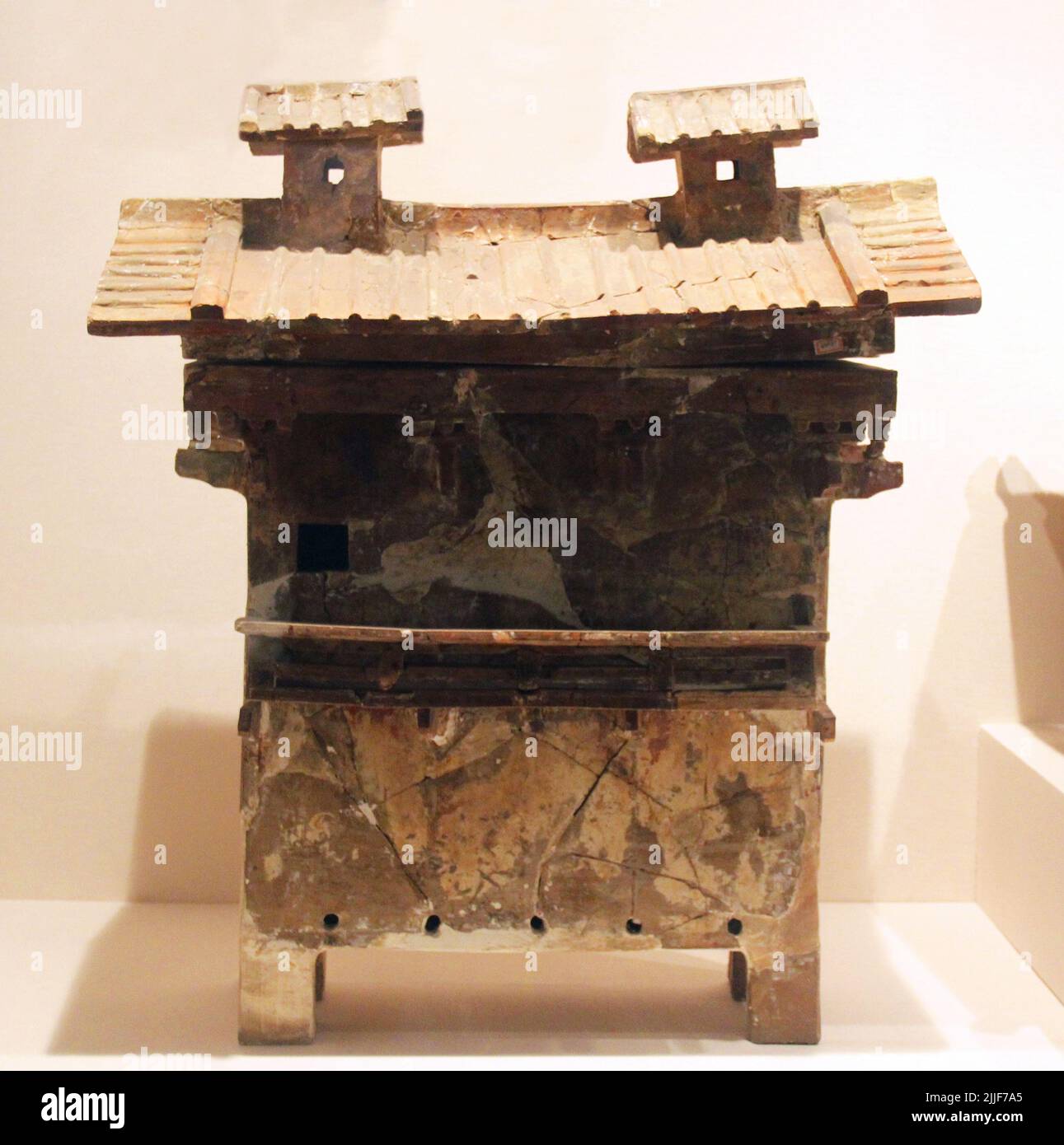 China: Keramikmodell eines Getreidespeichers, Östliche Han-Dynastie (25-220 n. Chr.), Provinzmuseum Shandong, Jinan. Die Han Dynastie war eine imperiale Dynastie, die während eines goldenen Zeitalters in der chinesischen Geschichte regierte und seitdem die Identität der chinesischen Zivilisation beeinflusst hat. Zuerst von Kaiser Gao (Liu Bang) gegründet, wurde es kurz von der Xin Dynastie (9-23 CE) usurpiert, so wird in zwei Perioden unterteilt: Die westliche Han (202 v. Chr. - 9 CE) und die östliche Han (25-220 CE). Porzellan und Keramik wurden in großen Mengen während der Han-Dynastie hergestellt, wobei die Entwicklungen in neuen Techniken und Kunstformen führend waren Stockfoto