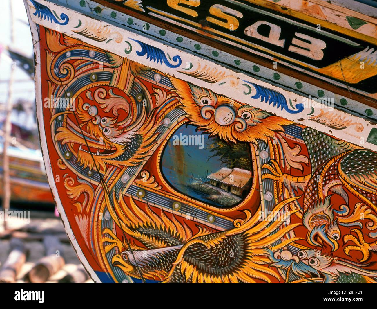 Thailand: Korlae Fischerboote, Saiburi, Südthailand. Entlang der Ostküste der Halbinsel Thailand, von Ko Samui nach Süden, werden seit Hunderten von Jahren farbenfrohe, bemalte Fischerboote von muslimischen Fischern gebaut und dekoriert. Die besten Beispiele für diese mittlerweile rückläufige Industrie stammen aus den Werften des Bezirks Saiburi, Provinz Pattani. Zu den Figuren, die auf den detailreichen Rumpfdesigns abgebildet sind, gehören der singha-Löwe, der gehörnte Vogel Gagasura, die Payanak-Seeschlange und der garuda-Vogel, der sowohl das Symbol des thailändischen Königreichs als auch der mythische Berg des Hindu-Gottes Vishnu ist. Stockfoto